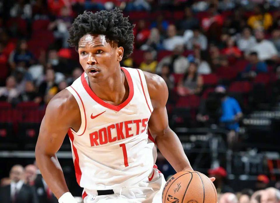 关于瓦朗谢恩后防线稳如泰山，球队势不可挡的信息