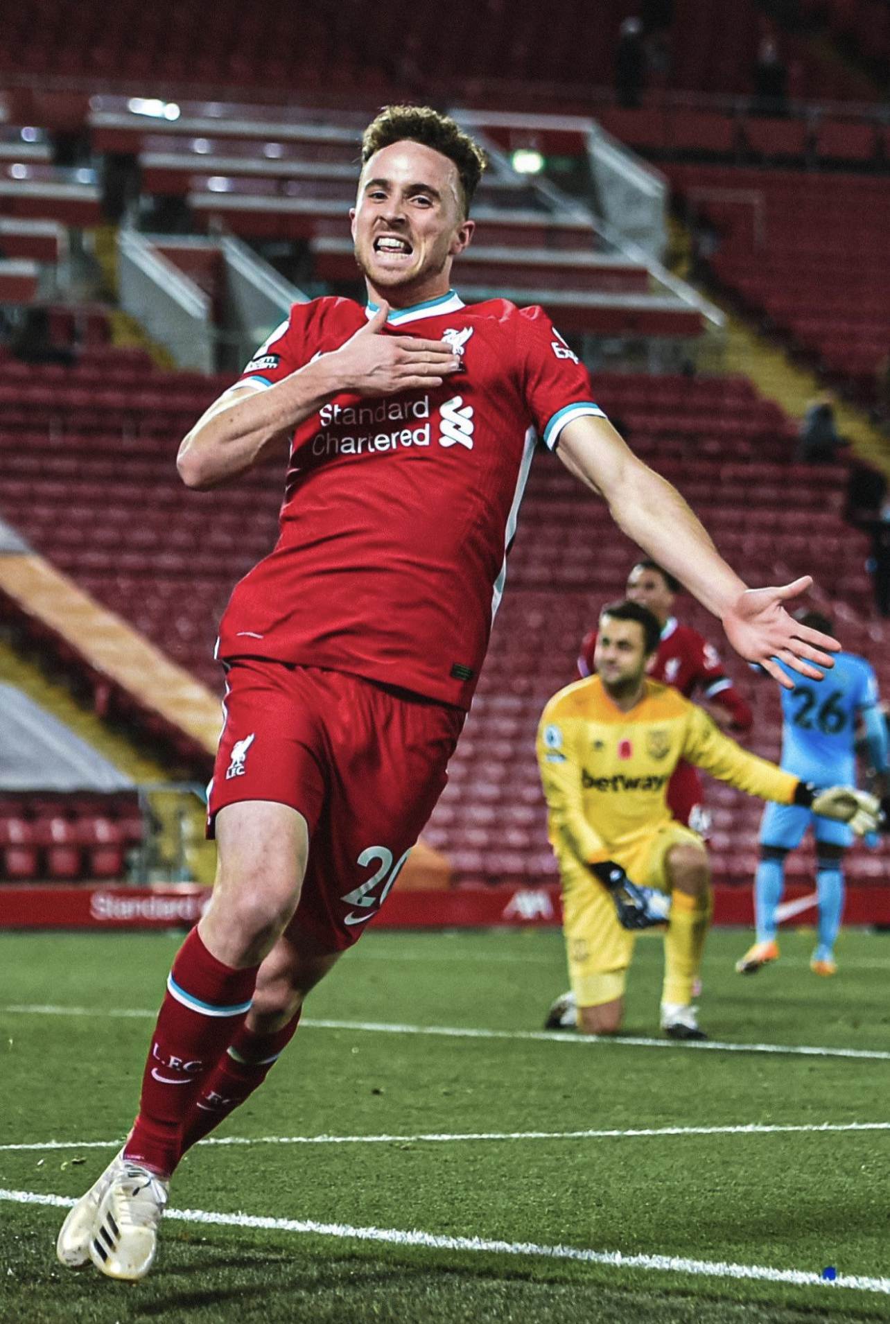 关于利物浦主场气氛火爆，球迷助威成强大后盾的信息