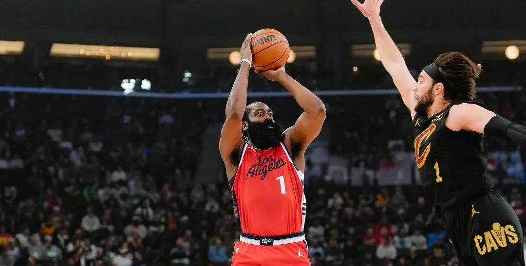 爱游戏在线登录-快船客场惊险击败骑士，主场告捷！