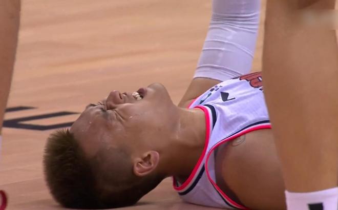 爱游戏教练-关于玻利维亚队员受伤退场赛后接受治疗的信息