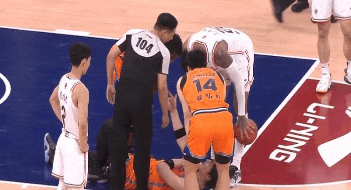 球场上将迎来一场激烈的体育对抗 球场上将迎来一场激烈的体育对抗