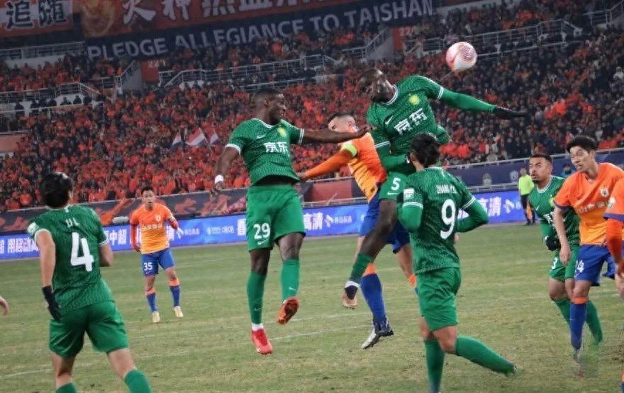 爱游戏亚洲官网-球员们的顽强拼搏让球队获得胜利