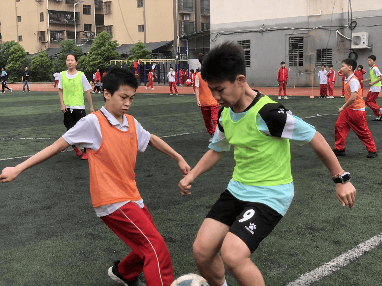 爱游戏新闻-赛前准备：足球队员们的决胜时刻