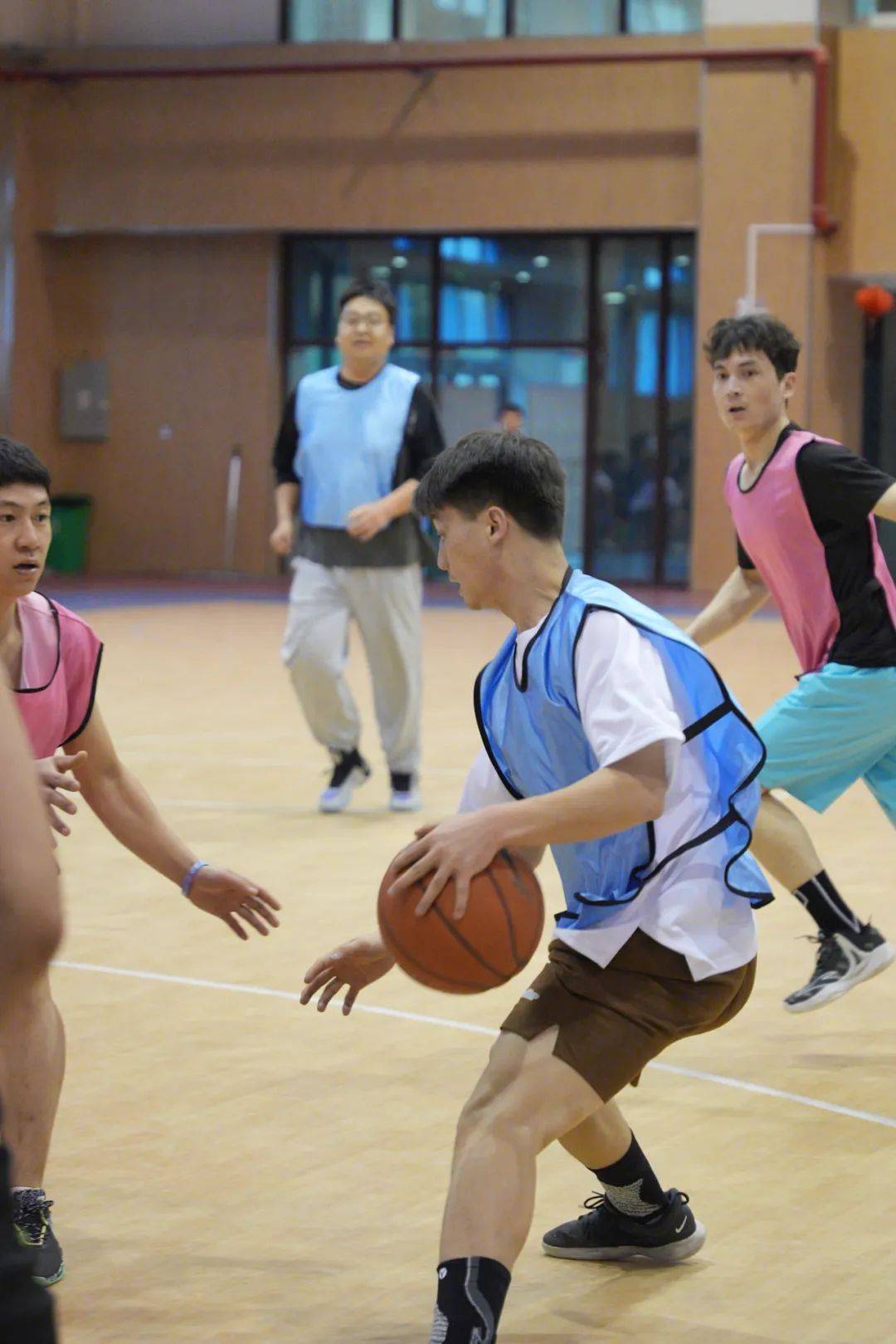 精彩的篮球比赛吸引了全球观众的关注 精彩的篮球比赛吸引了全球观众的关注