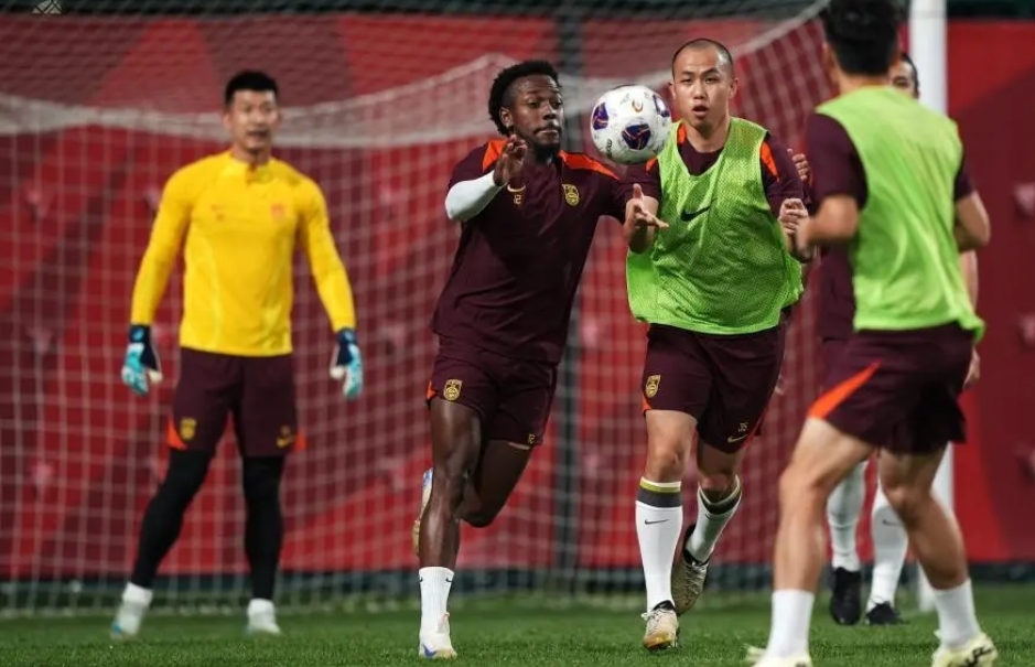 刺激的足球比赛正在紧张进行 刺激的足球比赛正在紧张进行