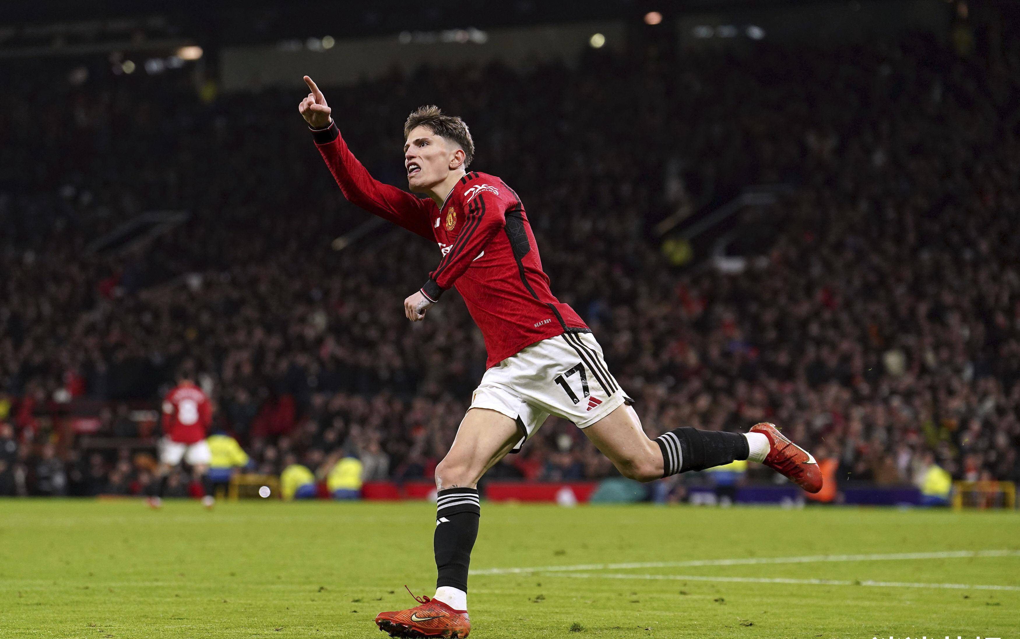 爱游戏中国官网-极限时刻球员奋力跑动，争取胜利的简单介绍