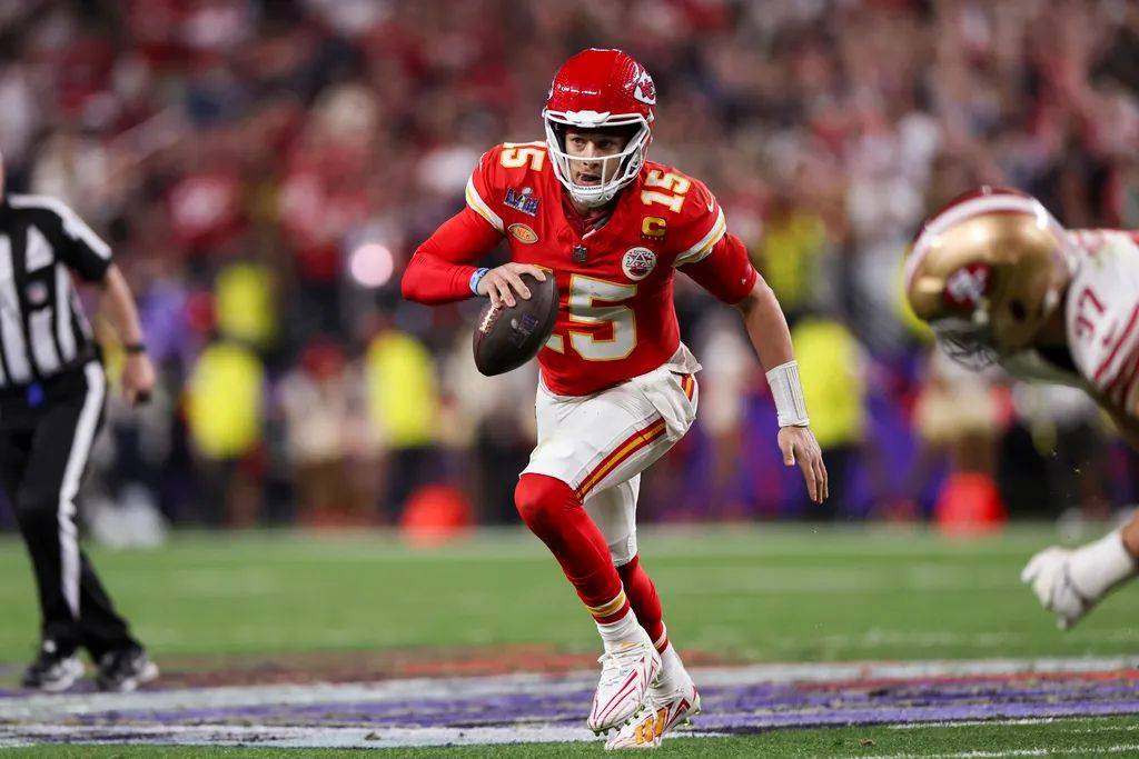 极限时刻球员奋力跑动,争取胜利的简单介绍 极限时刻球员奋力跑动,争取胜利的简单介绍