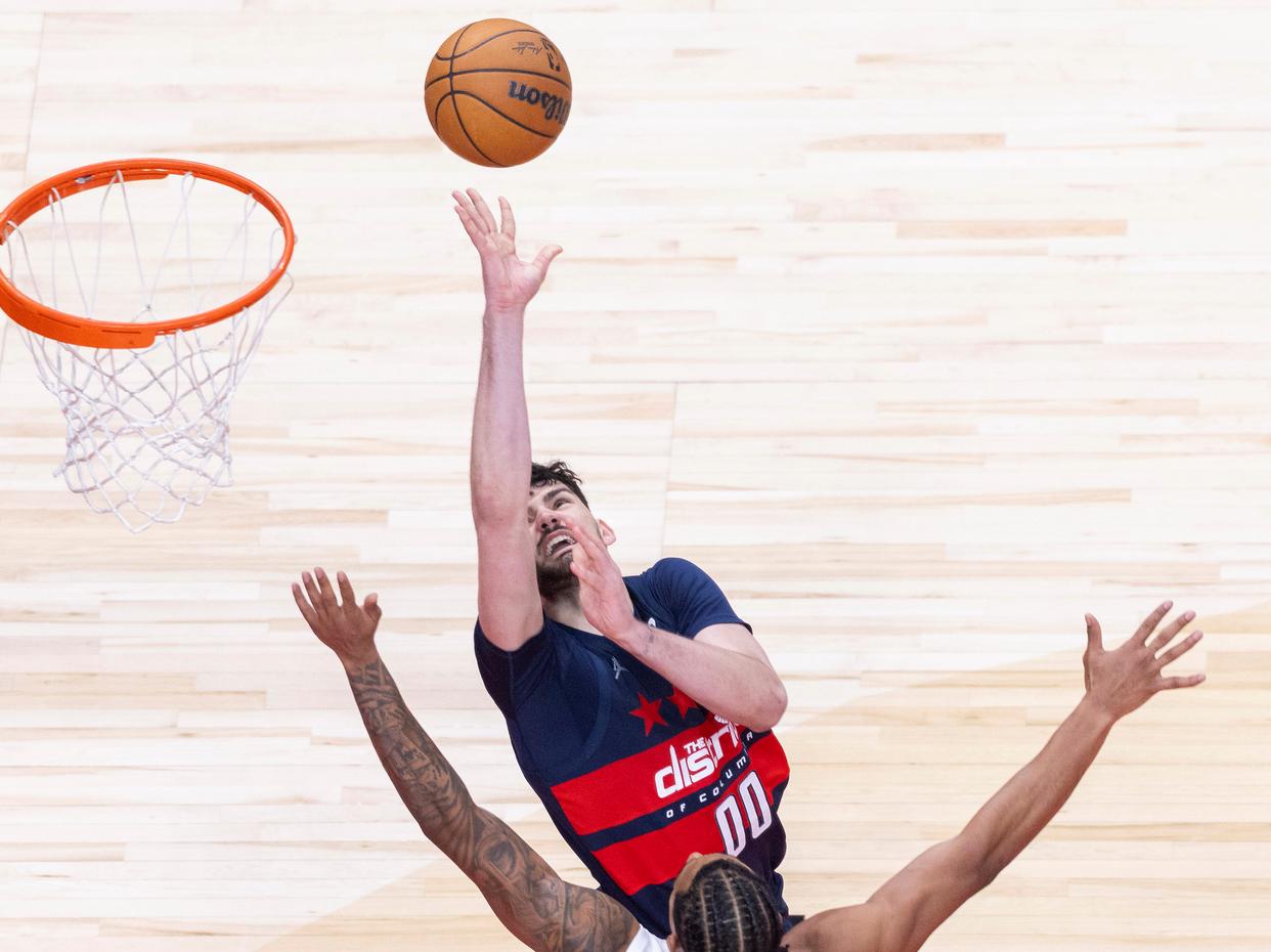 爱游戏下载-猛龙队主场大胜步行者，实力雄厚