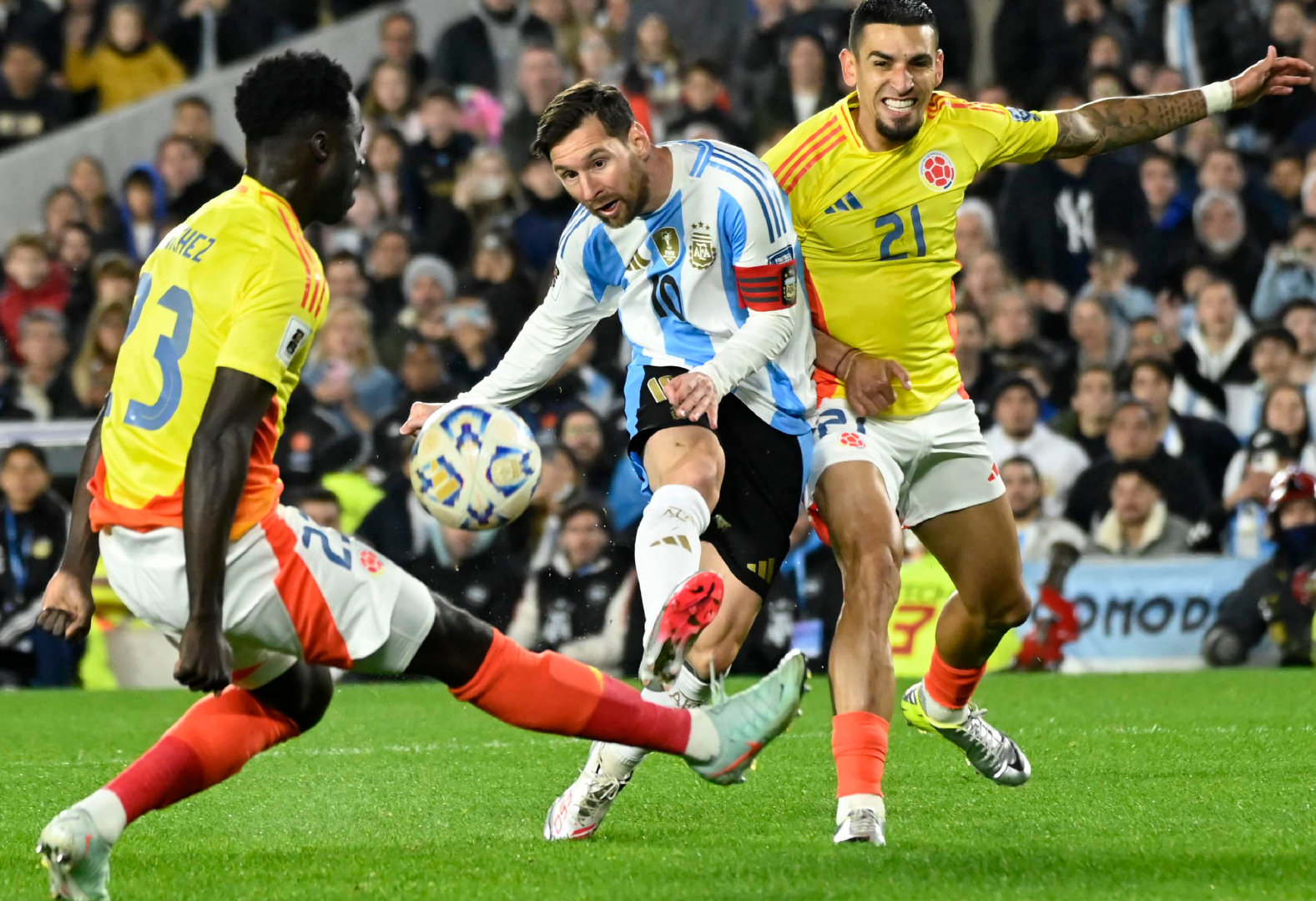 阿根廷队主场失利引发球迷不满 阿根廷队主场失利引发球迷不满