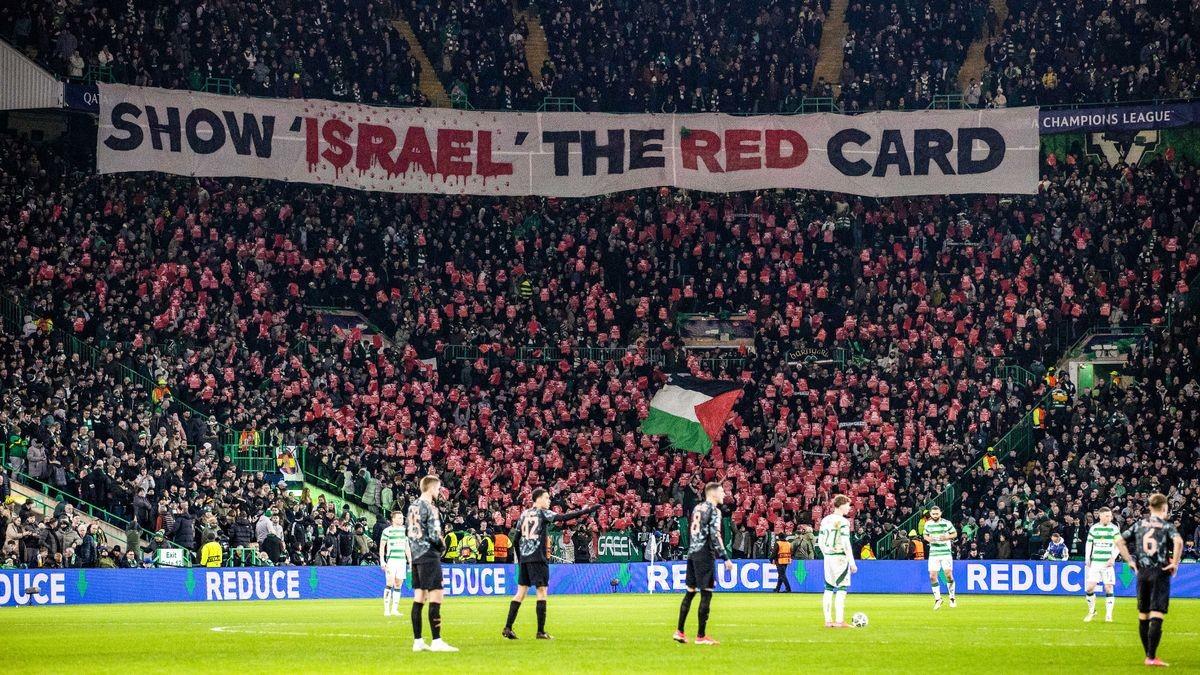 声援球队!球迷打出标语,全场助威 声援球队!球迷打出标语,全场助威