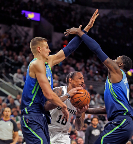 独行侠险胜马刺,首轮交手悬念未解 独行侠险胜马刺,首轮交手悬念未解